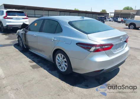 2022 Toyota Camry Le z USA, uszkodzony, nr VIN 4T1C11AK4NU695577